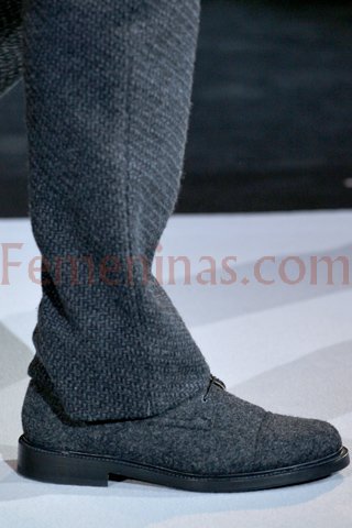 Pantalon de lana gris plomo y zapatos con cordones gris